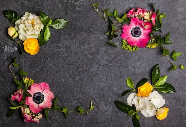 Різні Квіти Чорному Тлі Вид Зверху Пробілом Копіювання — стокове фото
