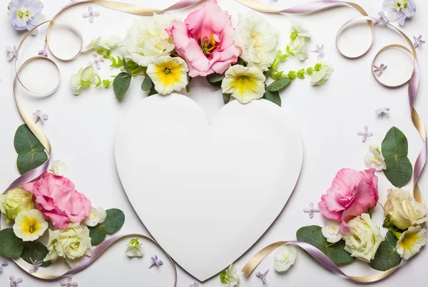 白いテクスチャ背景の美しい花ボーダーとお祝い招待状 — ストック写真