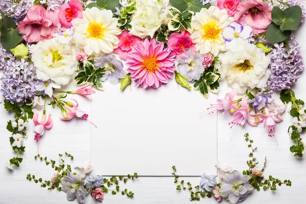 Composición Floral Festiva Con Tarjeta Felicitación Fondo Madera Blanca Vista — Foto de Stock