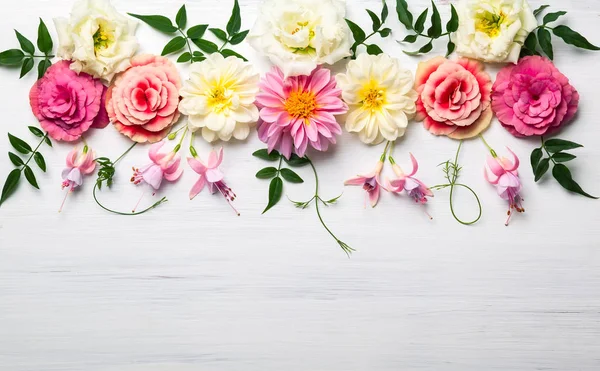 Beyaz Ahşap Arka Planda Şenlikli Çiçek Kompozisyonu Genel Görünüm — Stok fotoğraf