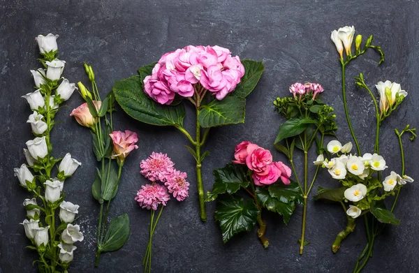 Várias Flores Cor Rosa Brancas Fundo Preto Vista Aérea — Fotografia de Stock