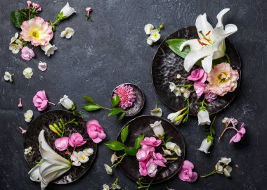 Siyah arka plan üzerine şenlikli çiçek kompozisyon.