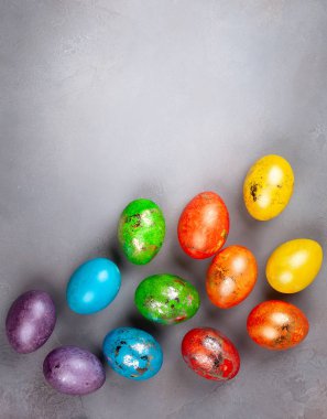 Kavram zekâ renkli Paskalya yumurta gri arka plan üzerinde. Kopya alanı ile üstten görünüm.