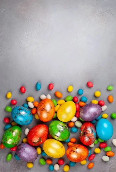Coloridos Huevos Pascua Dulces Pascua Chocolate Sobre Fondo Gris Vista — Foto de Stock