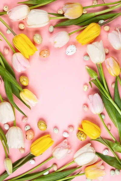 Schöne Weiße Rosa Und Gelbe Tulpenblüten Und Ostereier Auf Rosa — Stockfoto