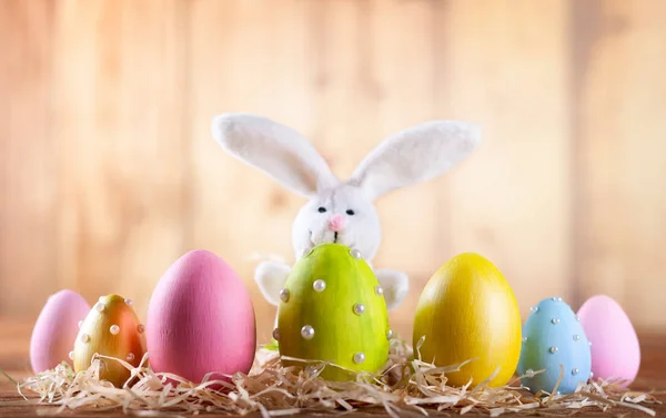 复活节组成与五颜六色的复活节彩蛋和兔子在木背景 有复印空间的复活节卡片 — 图库照片