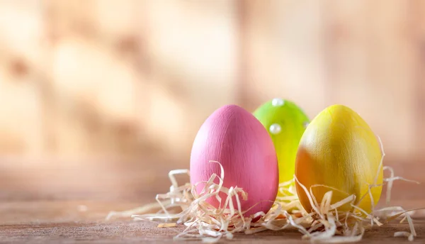 Ahşap Arka Plan Üzerinde Renkli Paskalya Yumurtaları Ile Paskalya Kompozisyon — Stok fotoğraf