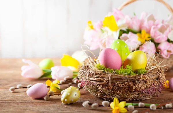 Velikonoční Složení Barevné Velikonoční Vejce Hnízdě Jarní Květiny Větve Vrby — Stock fotografie