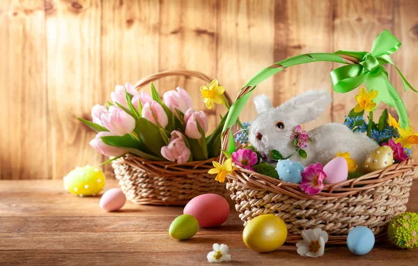 Composição Páscoa Com Pouco Coelho Branco Cesta Flores Primavera Ovos — Fotografia de Stock