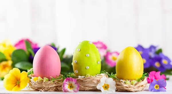 Wielkanoc Skład Kolorowych Pisanek Wiosenne Kwiaty Tle Drewnianych Kartka Wielkanocna — Zdjęcie stockowe