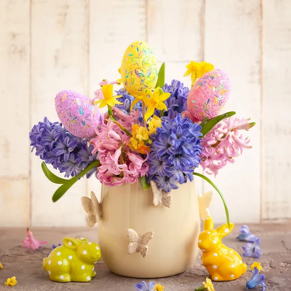 Påsk Frukostbord Med Ägg Ägg Cups Vårens Blommor Vas Och — Stockfoto