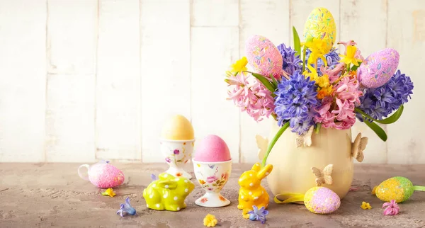 Wielkanocne Śniadanie Stół Herbata Jaja Podstawki Jajka Wiosenne Kwiaty Wazonie — Zdjęcie stockowe