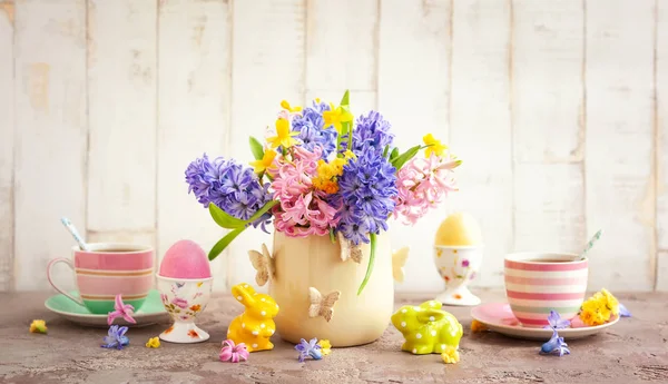 Velikonoční Stůl Snídaně Čajem Vejce Egg Cups Jarní Květiny Vázy — Stock fotografie