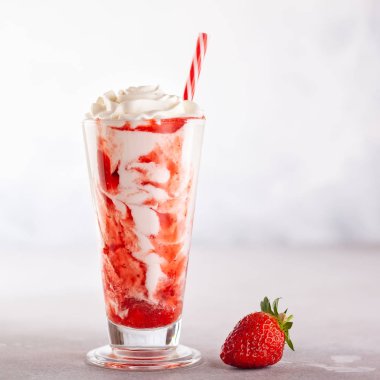 Kremalı çilekli milkshake..