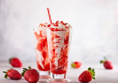 Kremalı çilekli milkshake..