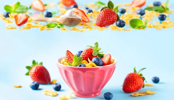 Sniadania bezglutenowe z jagodami, jogurt naturalny i płatka kukurydzianego — Zdjęcie stockowe