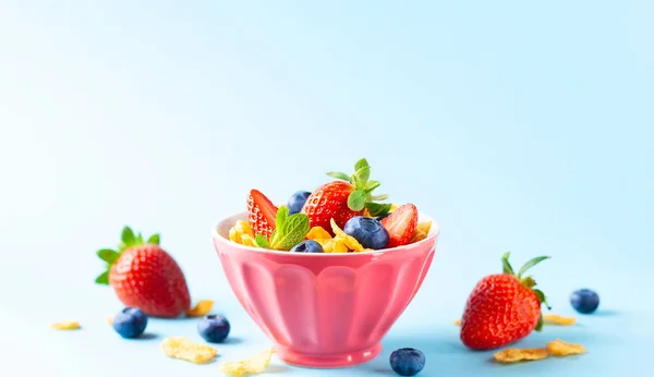 Gluten gratis ontbijt met bessen, natuurlijke yoghurt en corn flake — Stockfoto