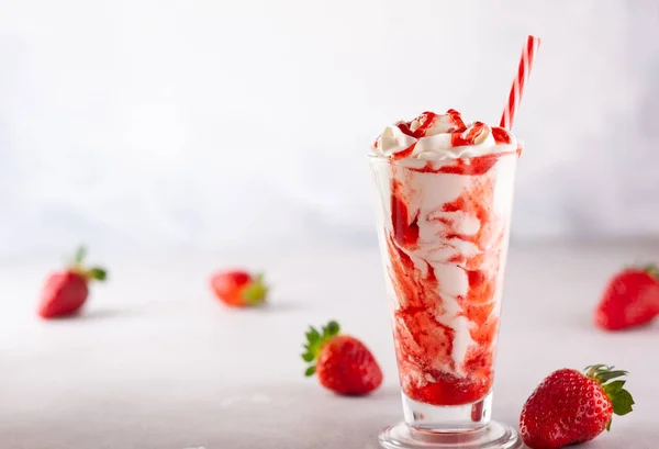 Milkshake de fresa con crema batida. — Foto de Stock