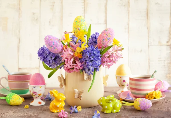 Velikonoční snídaně tabulka s květinami a velikonoční výzdoba — Stock fotografie