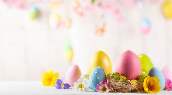 Renkli Paskalya yumurtaları ve bahar çiçekleri ile Paskalya kompozisyon — Stok fotoğraf