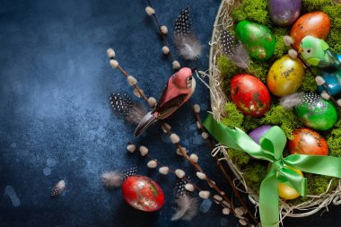 Renkli Paskalya yumurtaları ve irin dallarında Paskalya kompozisyonu