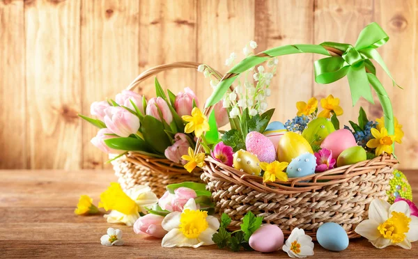 Easter composition spring flowers  and colorful Easter eggs in b — Stock Photo, Image