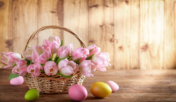 Cesto di Pasqua con bellissimi tulipani rosa e uova di Pasqua — Foto Stock