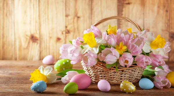 Easter holiday basket with beautiful spring flowers and Easter e — Stock Photo, Image