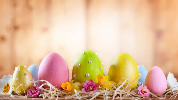 Composizione pasquale con uova di Pasqua colorate . — Foto Stock