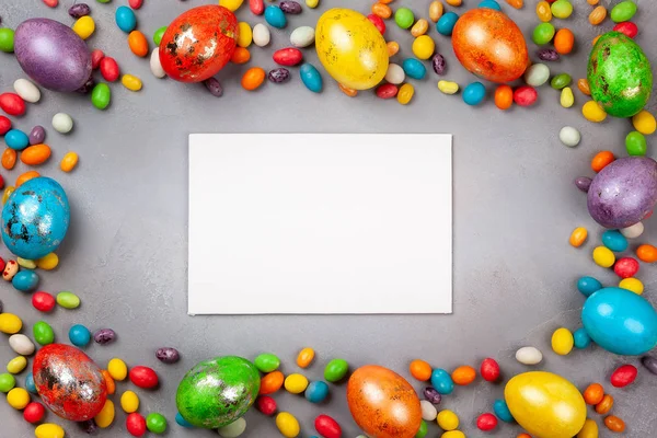 Coloridos huevos de Pascua y dulces de Pascua de chocolate . — Foto de Stock