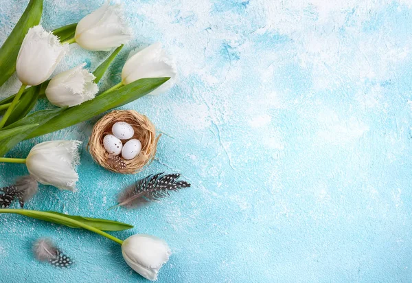 Composición de Pascua con huevos de Pascua en nido y tulipanes blancos — Foto de Stock