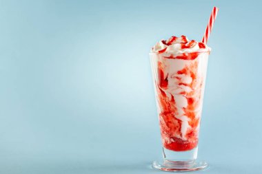 Kremalı çilekli milkshake..