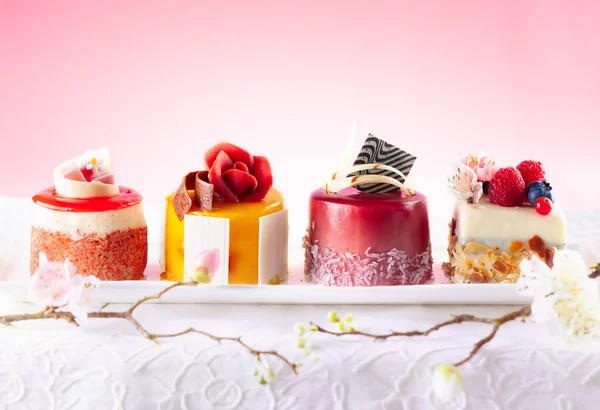 Assorted small cakes — Stock Photo, Image