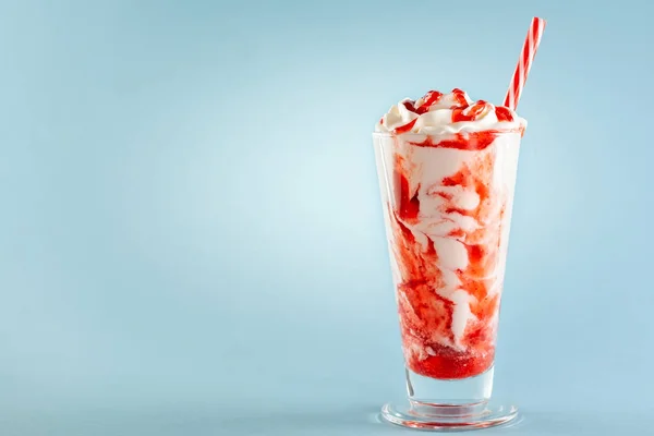 Milkshake de fresa con crema batida. — Foto de Stock