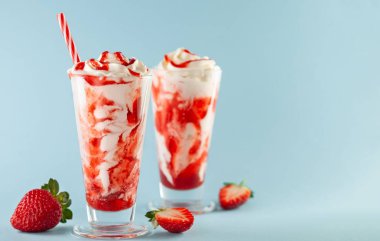 Kremalı çilekli milkshake..