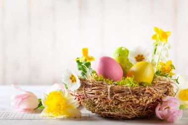 Paskalya Paskalya yumurta yuvada, bahar çiçekleri ile kompozisyon ve 