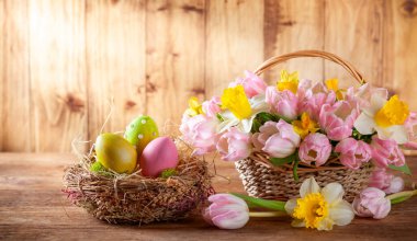 Paskalya tatili sepetle güzel bahar çiçekleri ve yuva zekâ