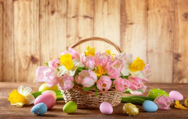 Paskalya tatili sepetle güzel bahar çiçekleri ve Paskalya e