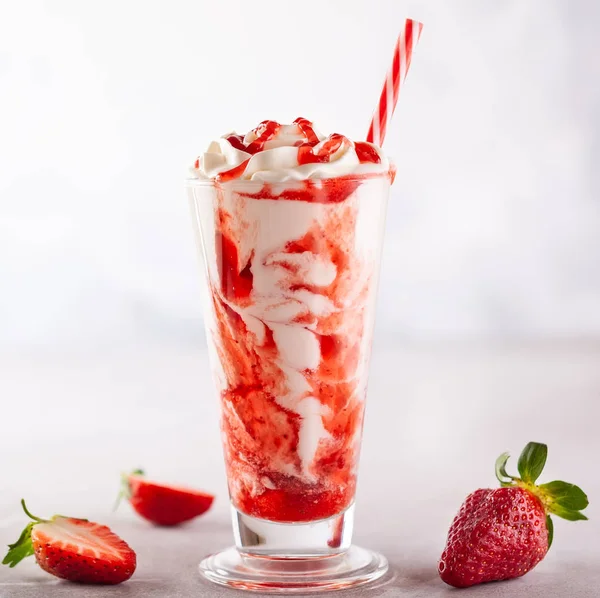 Frullato di fragole con panna montata. — Foto Stock