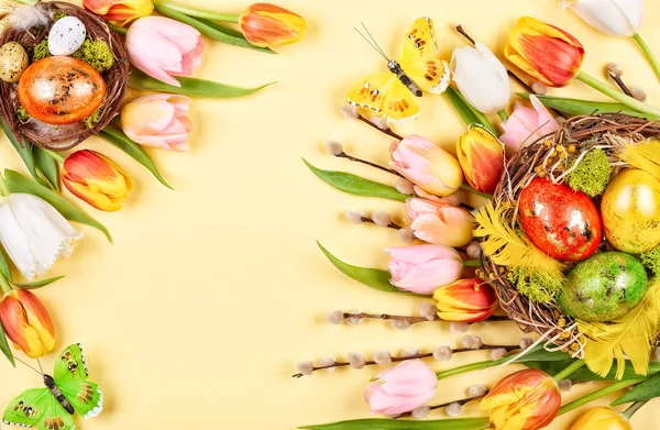 Composición de Pascua con huevos de Pascua en flores de nido y primavera — Foto de Stock