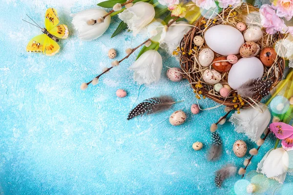 Composición de Pascua con huevos de Pascua en el nido, ramita de sauce coño — Foto de Stock