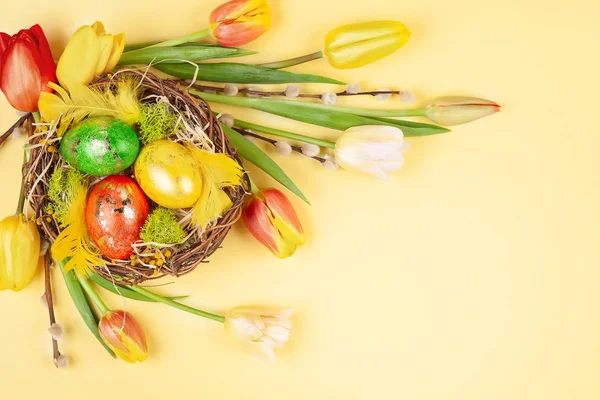 Composición de Pascua con huevos de Pascua en flores de nido y primavera —  Fotos de Stock