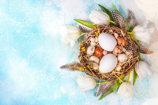 Osterkomposition mit Ostereiern im Nest . — Stockfoto