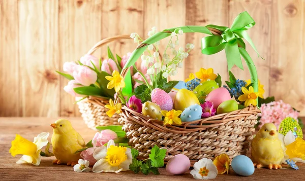 Composizione pasquale fiori primaverili e uova di Pasqua colorate in b — Foto Stock