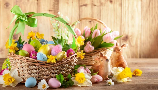 Composizione pasquale fiori primaverili e uova di Pasqua colorate in b — Foto Stock