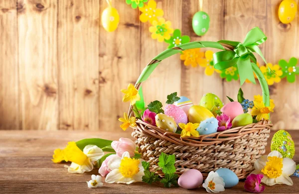 Wielkanoc kompozycja wiosennych kwiatów i kolorowych pisanek w b — Zdjęcie stockowe