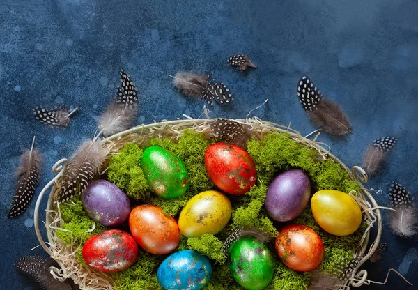 复活节组成与五颜六色的复活节彩蛋和脓枝 — 图库照片