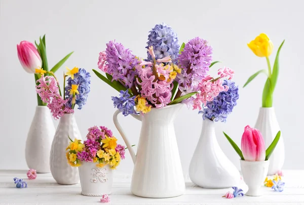 Prachtige lente bloemen boeketten — Stockfoto