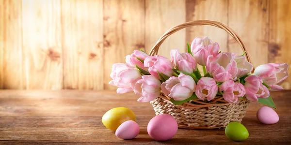 Panier de vacances de Pâques avec de belles tulipes roses et oeufs de Pâques — Photo