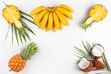 Beyaz arka planda egzotik meyveler ile yaz kompozisyon.